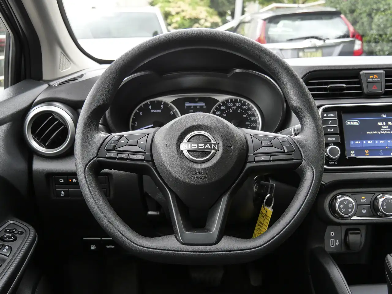 Nissan Versa снимка Nissan Versa