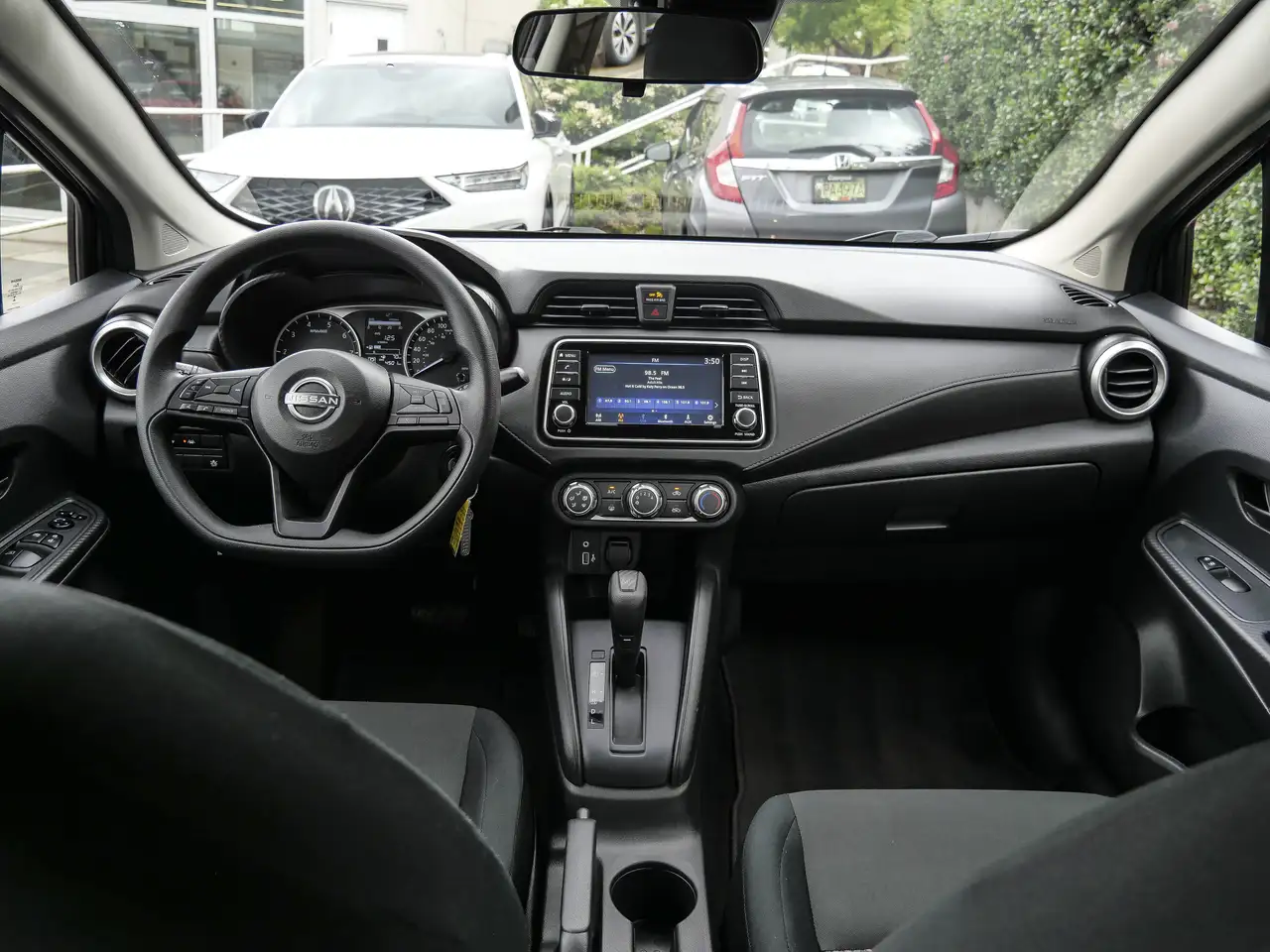 Nissan Versa снимка Nissan Versa