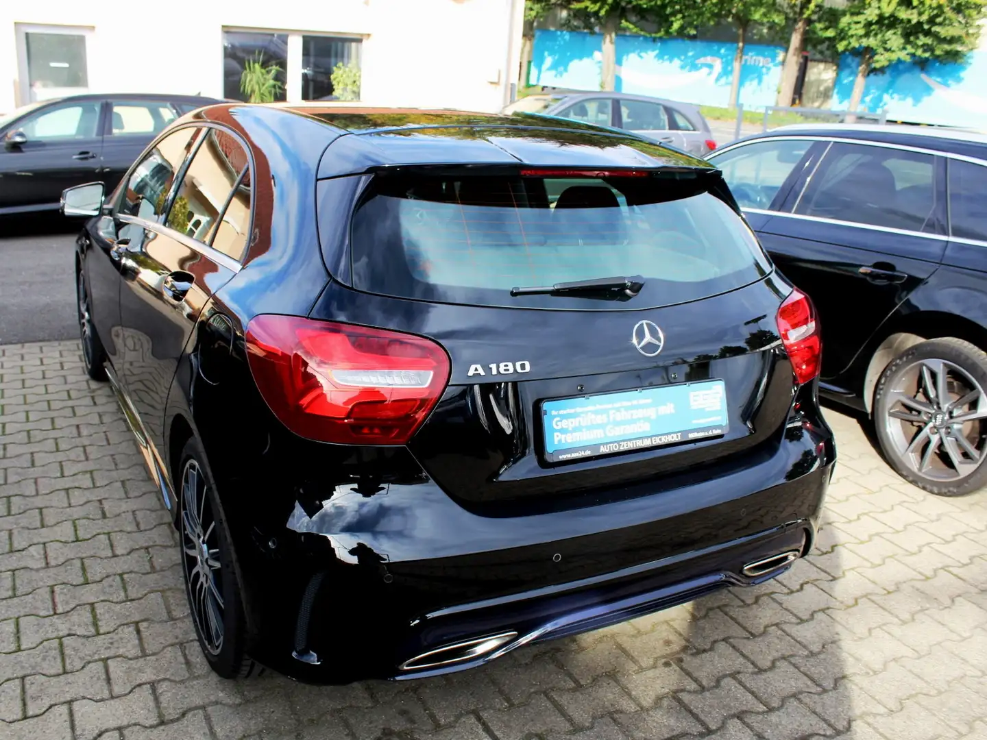 Mercedes-Benz A 180 BlueEfficiency AMG Sport (Line)) Automatik Noir - 2