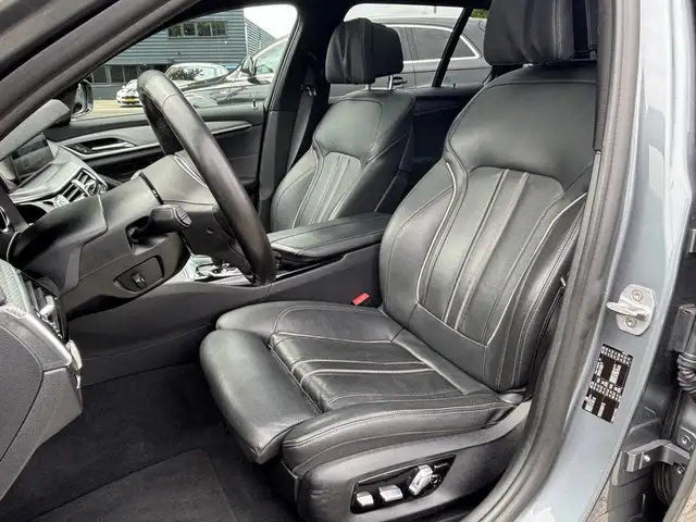 BMW 5 Series view 14