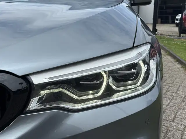 BMW 5 Series view 10