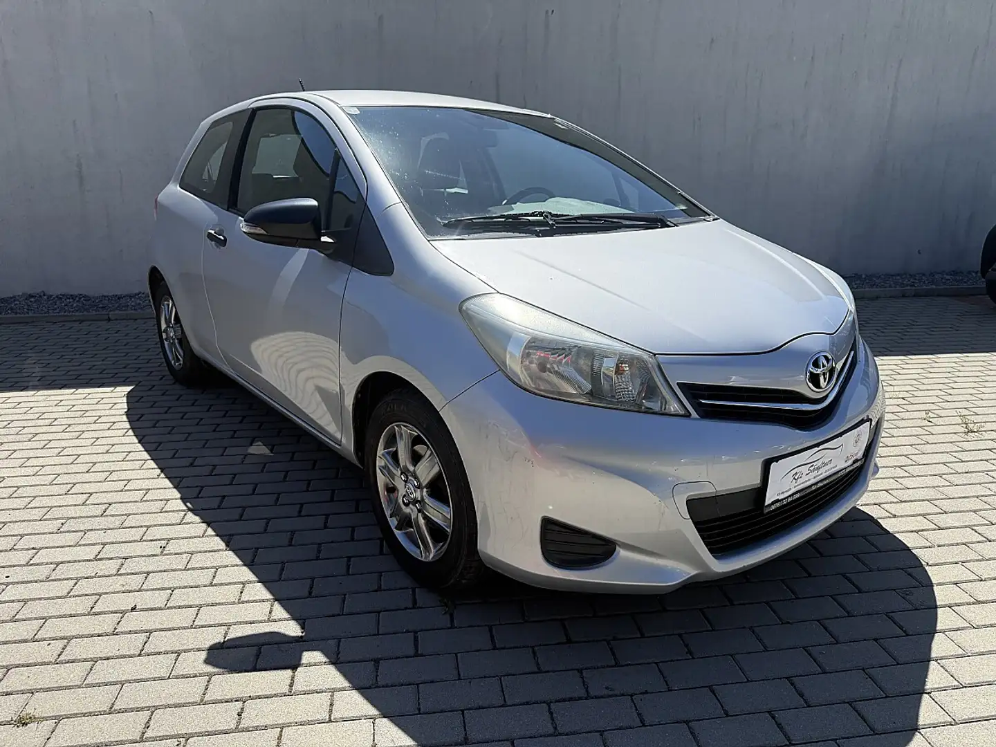 Toyota Yaris 1,0 VVT-i Life Silber - 1