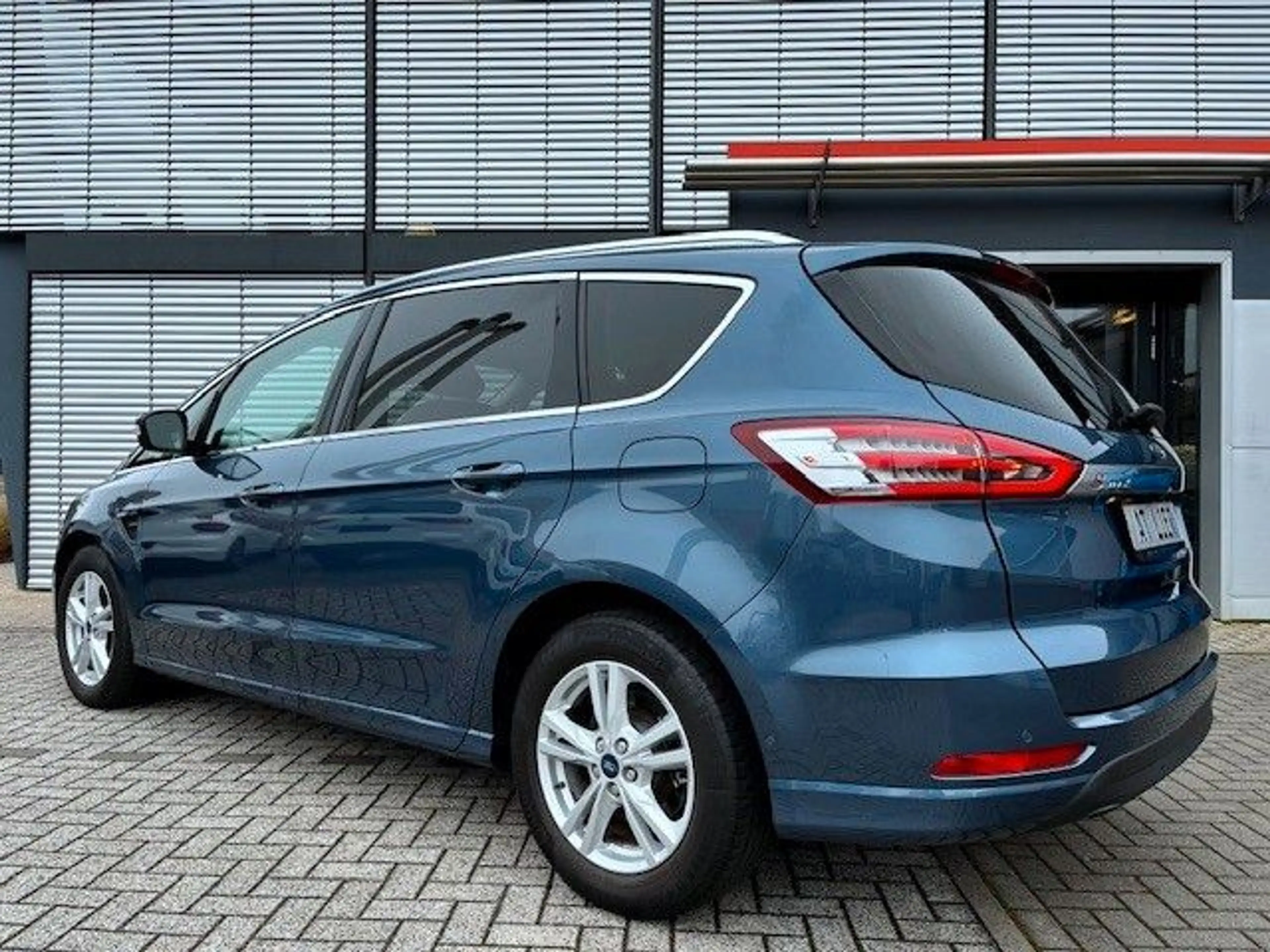 Ford S-Max 2,0 EcoBlue Titanium — photo 6
