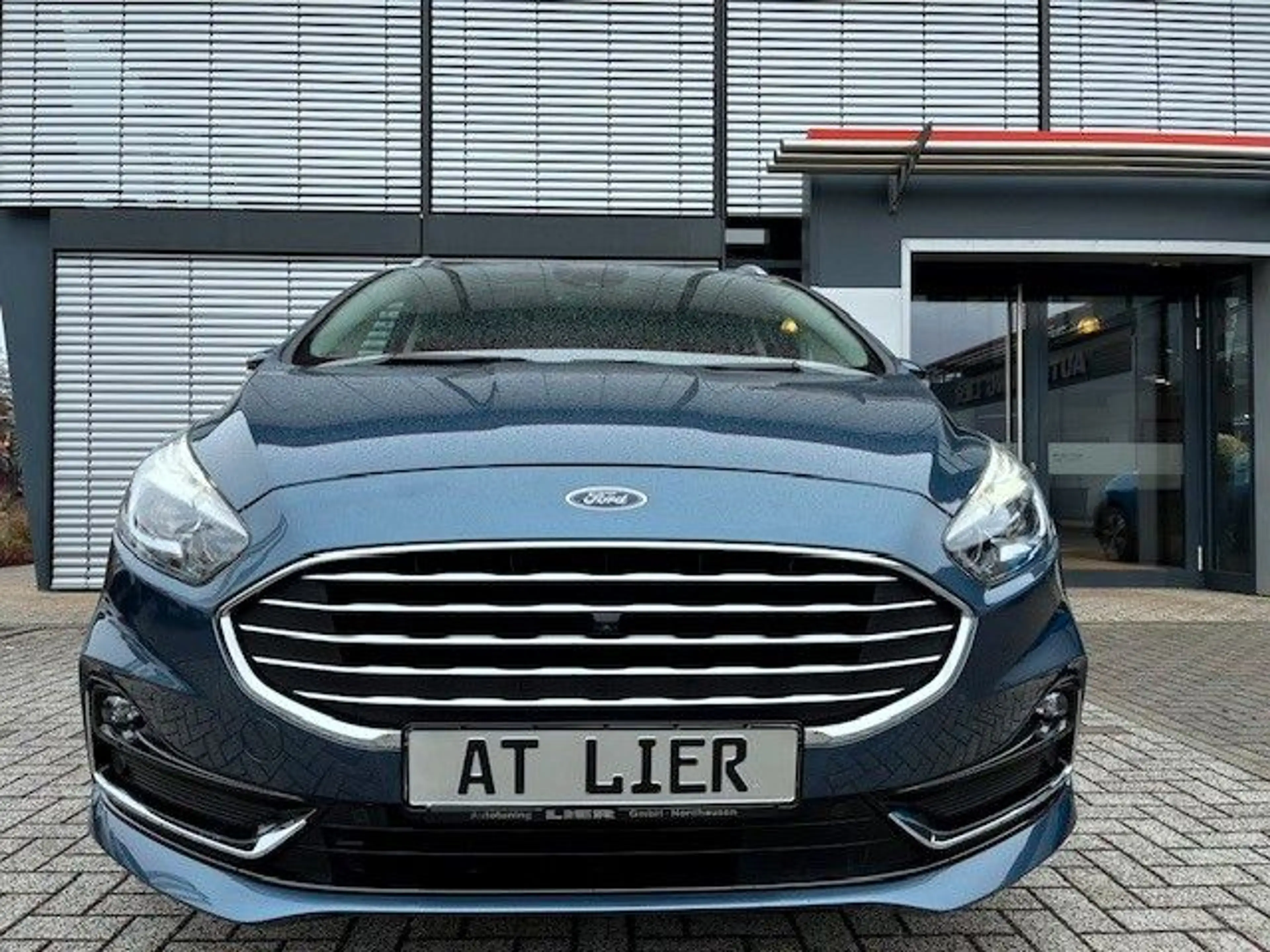 Ford S-Max 2,0 EcoBlue Titanium — photo 3