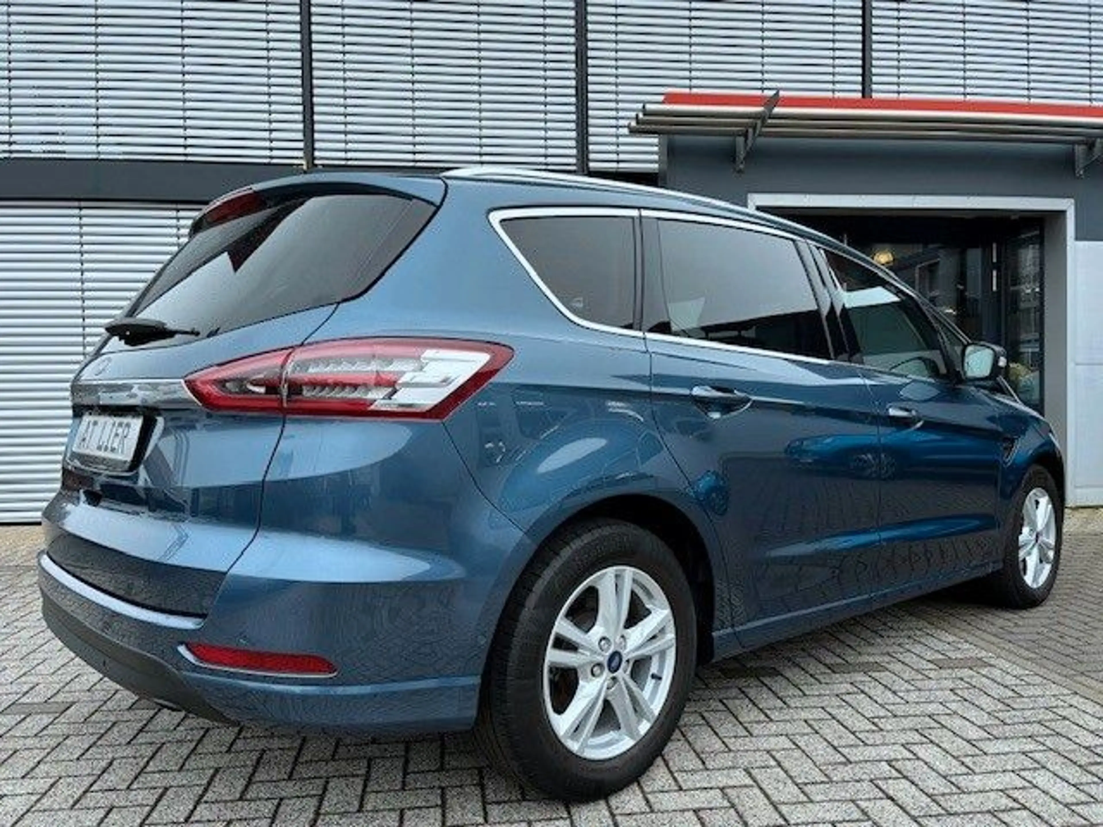 Ford S-Max 2,0 EcoBlue Titanium — photo 2