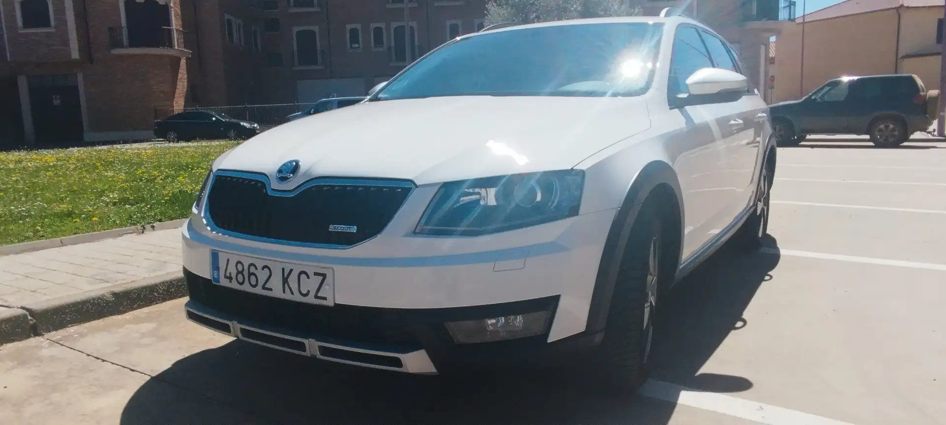 Skoda Octavia Scout 2.0TDI CR DSG 4x4 135kW Biały - 2