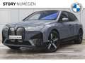 BMW iX xDrive40 High Executive 77 kWh / Sportpakket / Pan Grijs - thumbnail 1