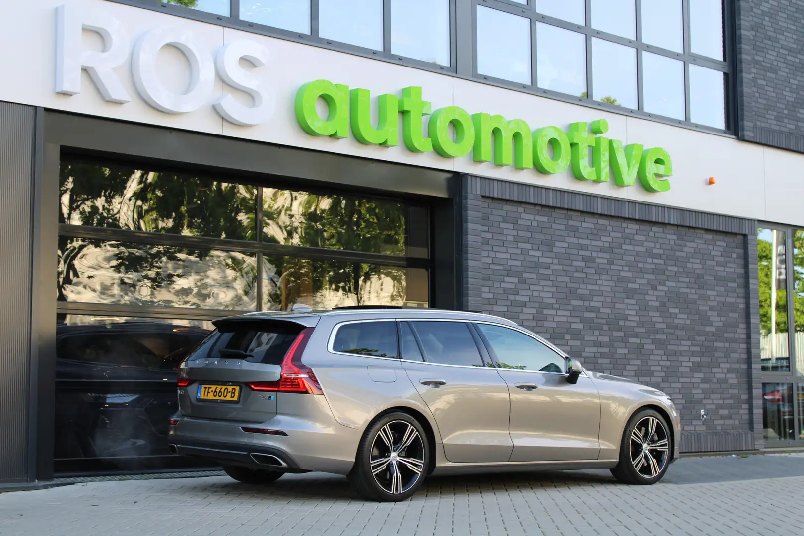 Volvo V60 2.0 T6 AWD Inscription | NAP | PANO | B&W | HUD | Grijs - 2