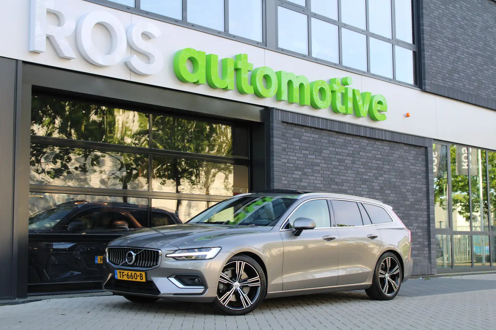 Volvo V60 2.0 T6 AWD Inscription | NAP | PANO | B&W | HUD | Grijs - 1