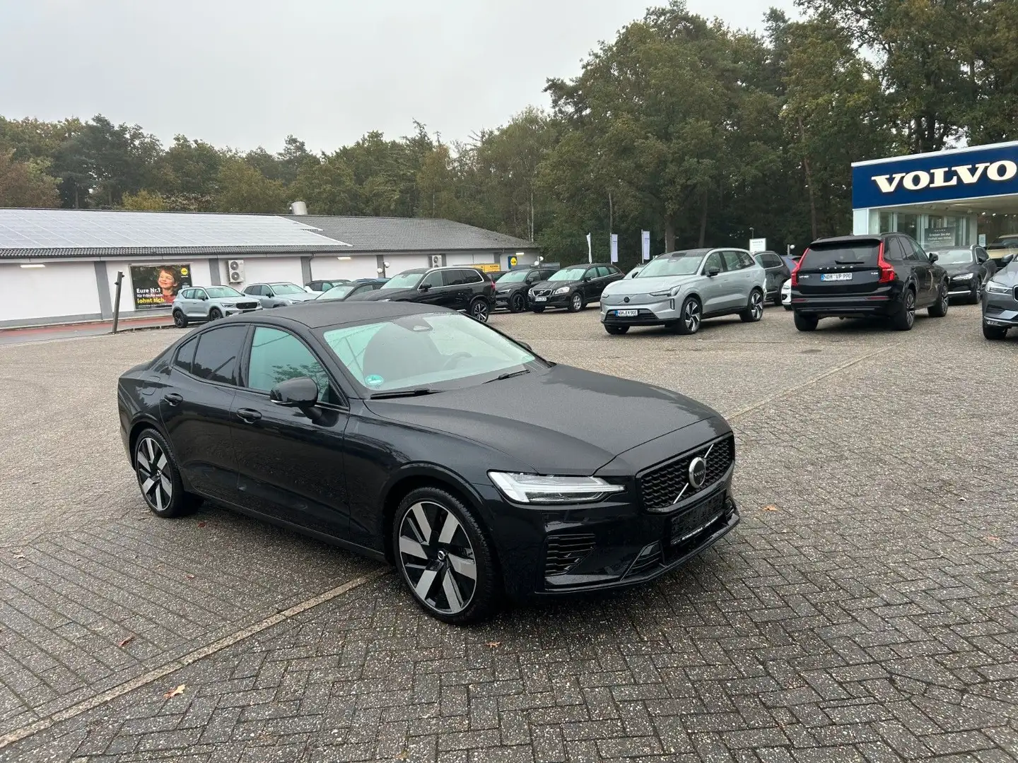 Volvo S60 Lim. Plus Dark Recharge Plug-In Hybrid AWD Schwarz - 1