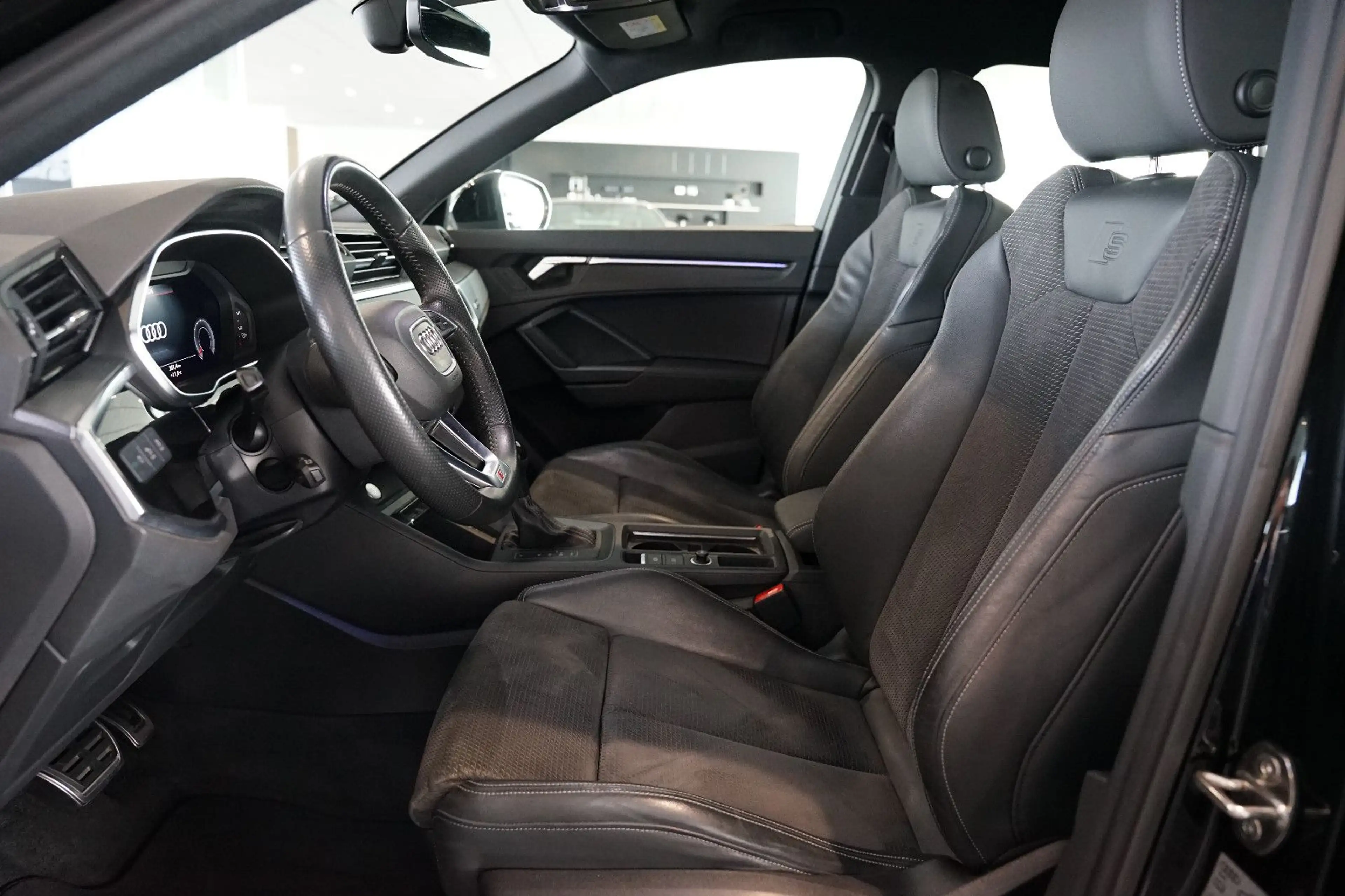 Audi Q3 40 TFSI quattro S line | MMI Navi | Matrix — photo 8
