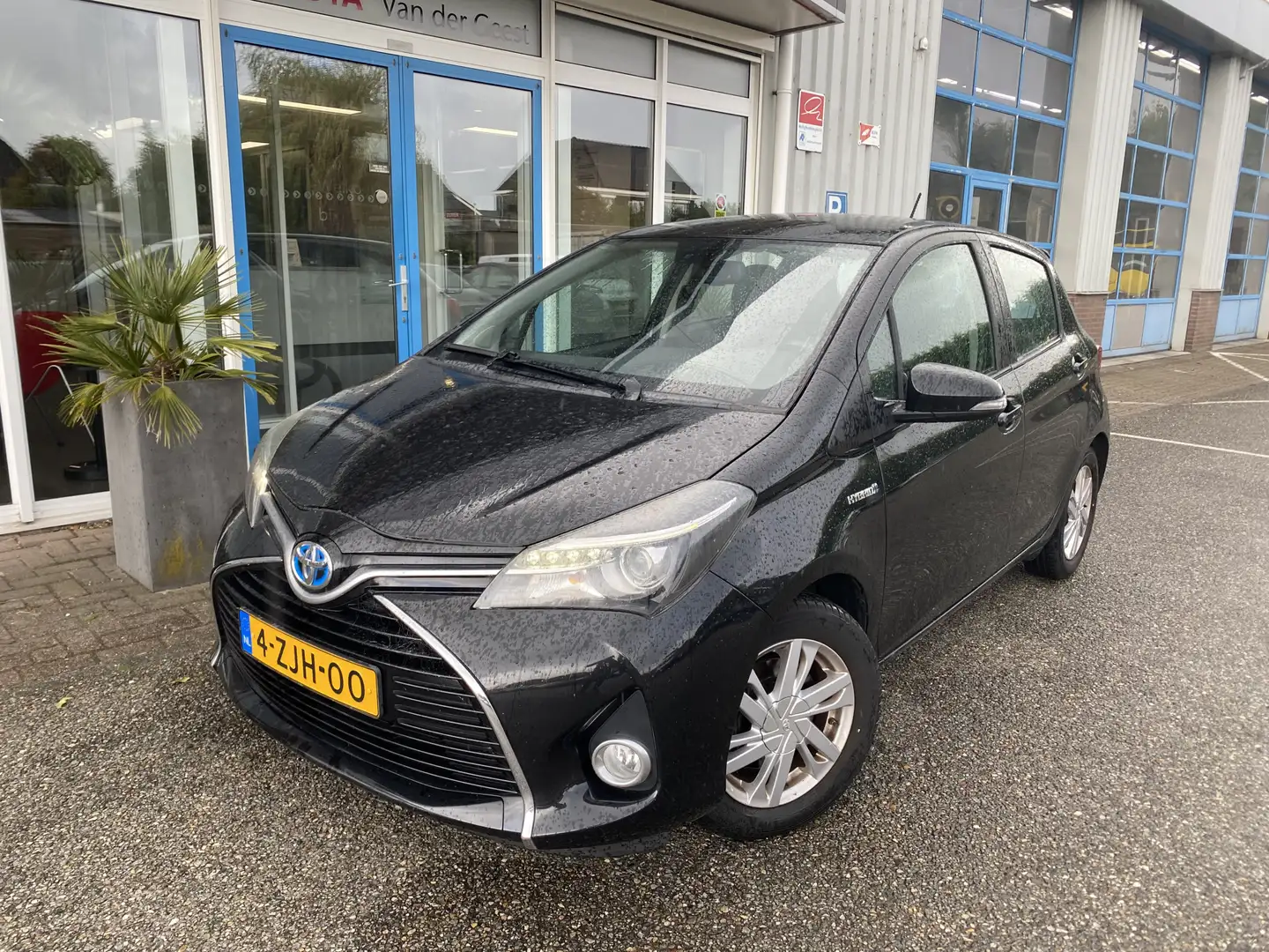 Toyota Yaris 1.5 Hybrid Dynamic Zwart - 2