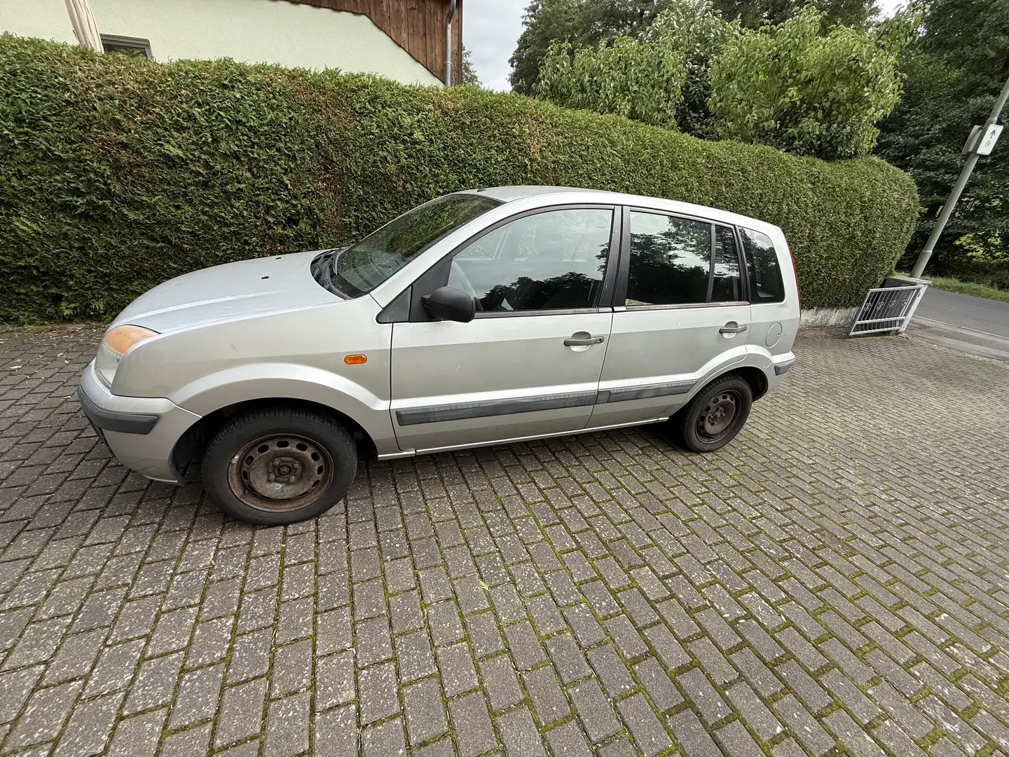 Ford Fusion 1.6 + - 2