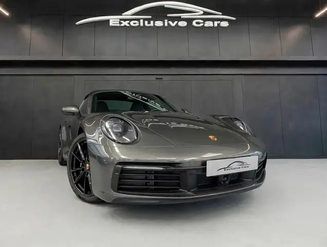 Porsche 911 view 7