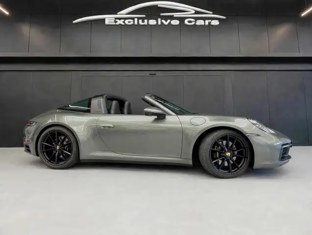Porsche 911 view 5