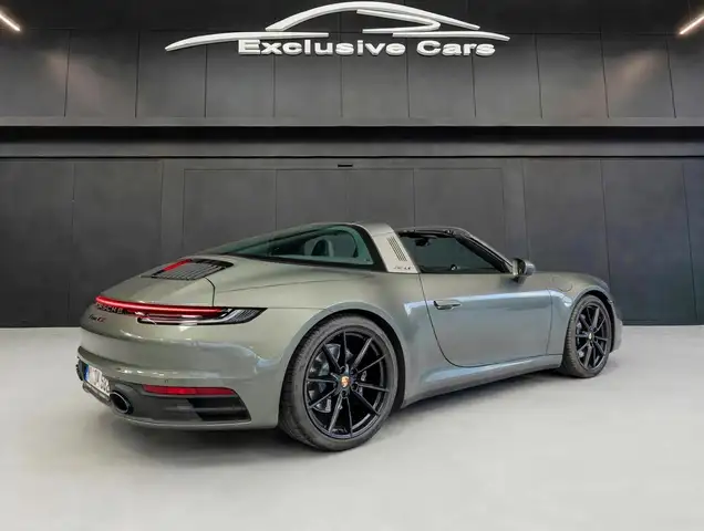 Porsche 911 view 6
