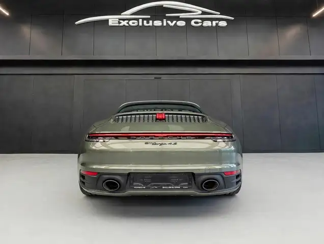 Porsche 911 view 4
