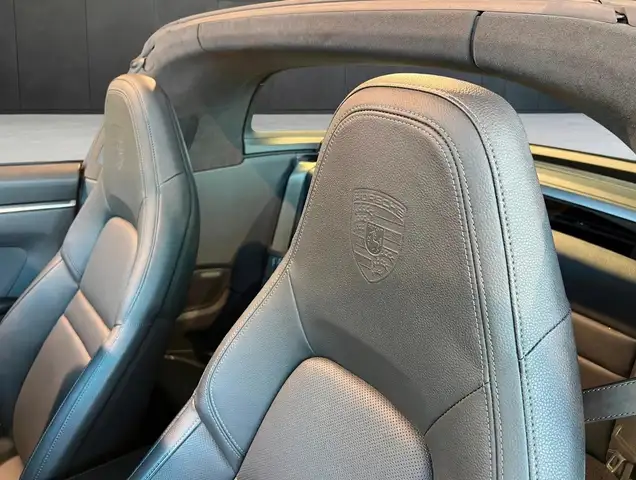 Porsche 911 view 8
