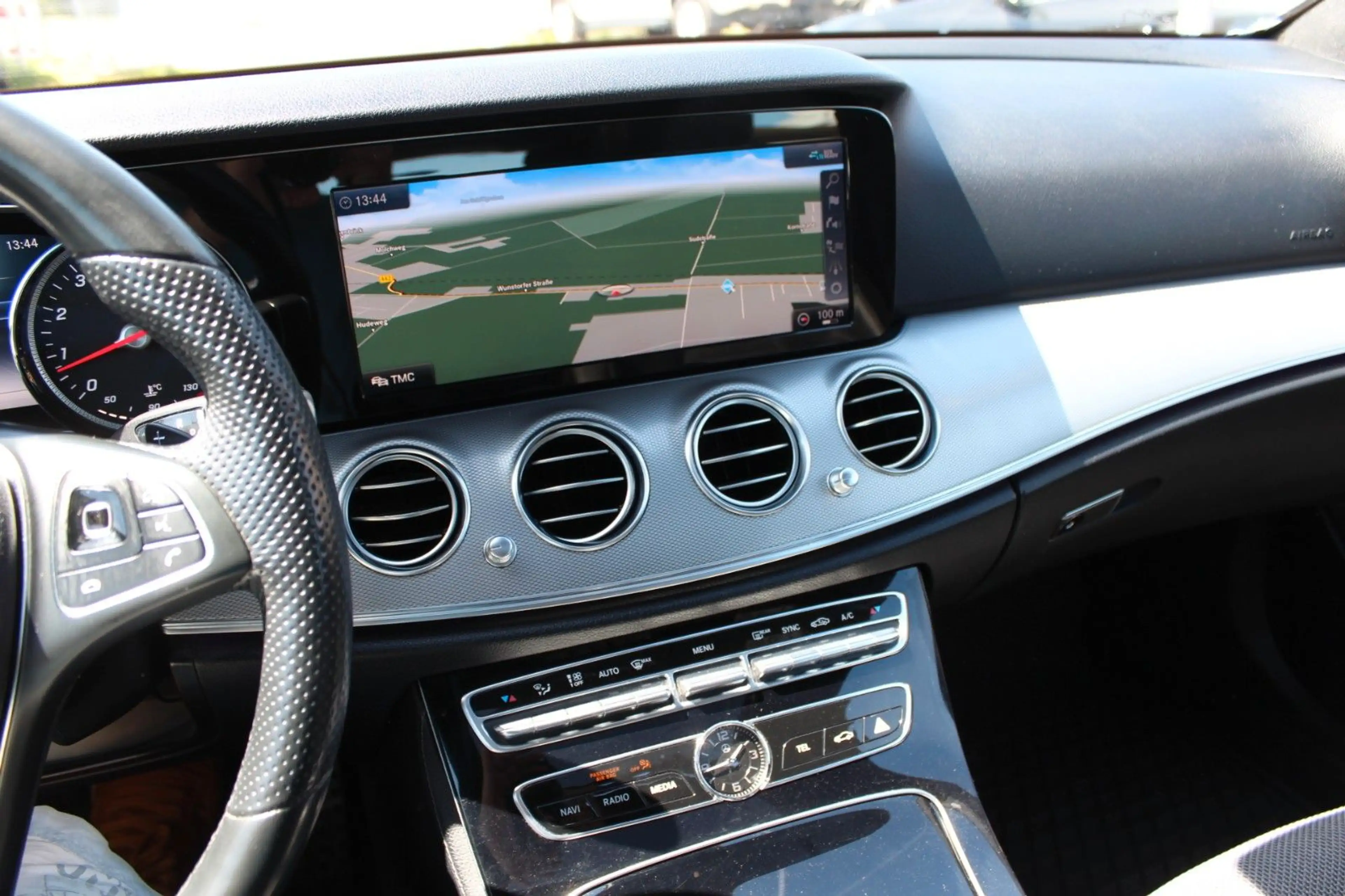 Mercedes-Benz E 200 T Navi LED Tempo 360° Kamera SD — photo 11