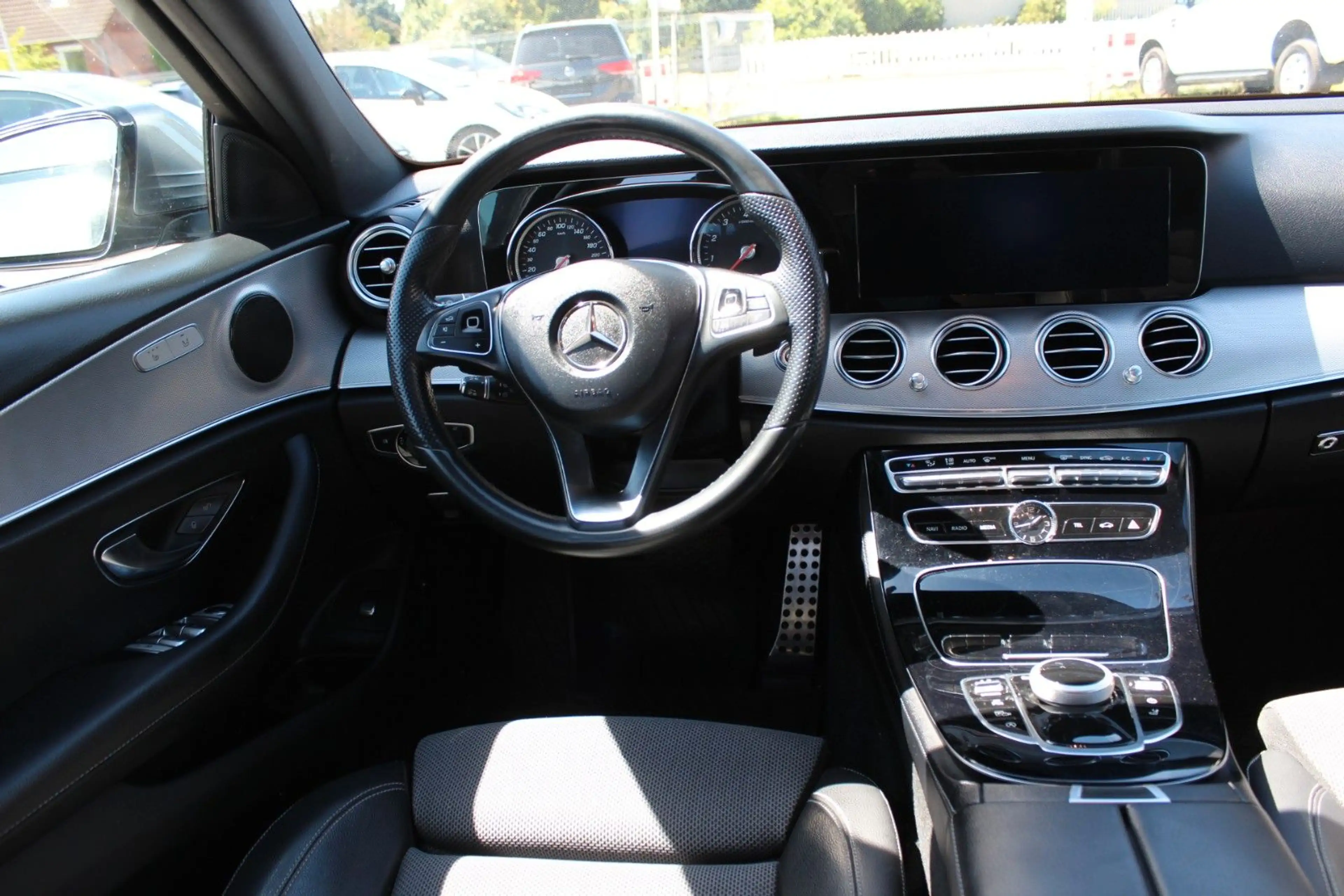 Mercedes-Benz E 200 T Navi LED Tempo 360° Kamera SD — photo 9