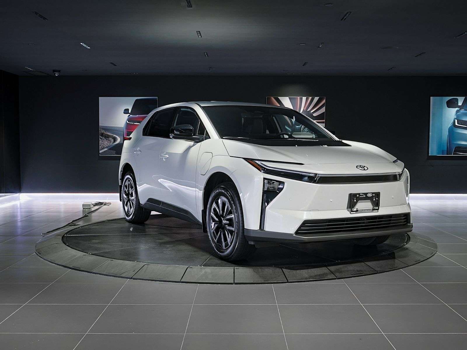 2026 Toyota bZ XLE | FWD | Navigation | Heated Seats | Heated Ste — photo 3