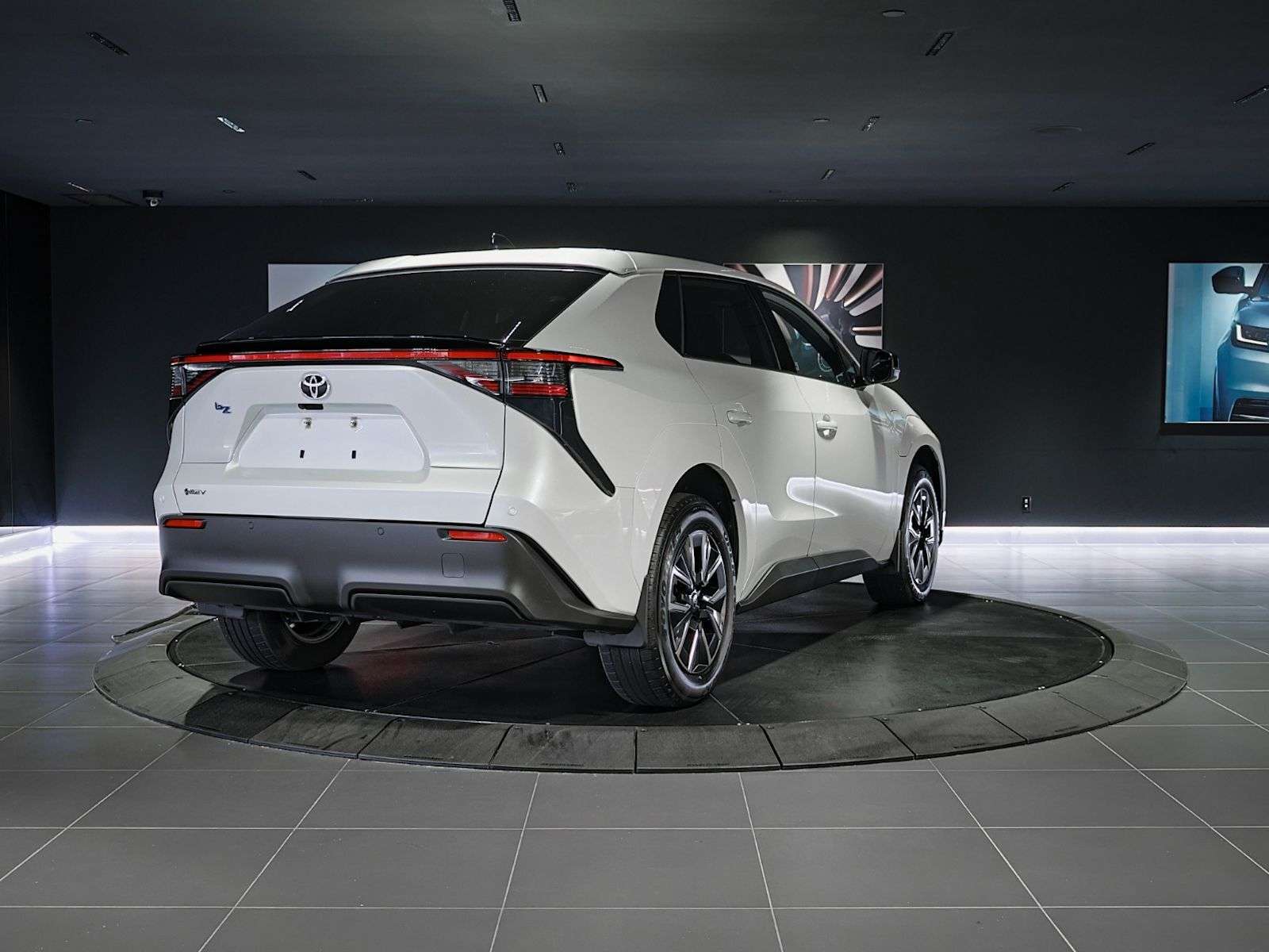 2026 Toyota bZ XLE | FWD | Navigation | Heated Seats | Heated Ste — photo 5