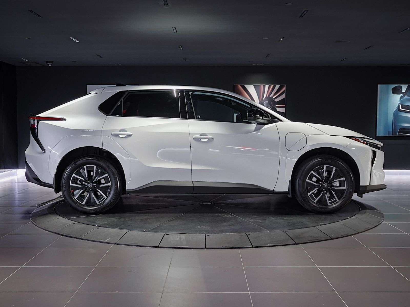 2026 Toyota bZ XLE | FWD | Navigation | Heated Seats | Heated Ste — photo 4