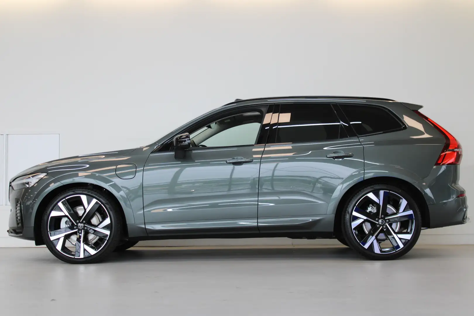 Volvo XC60 T6 350PK Ultra Dark | Black Pack | 360° | Luchtver Grün - 2