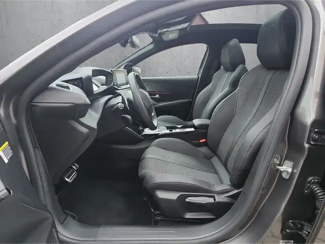 Peugeot 208 view 9