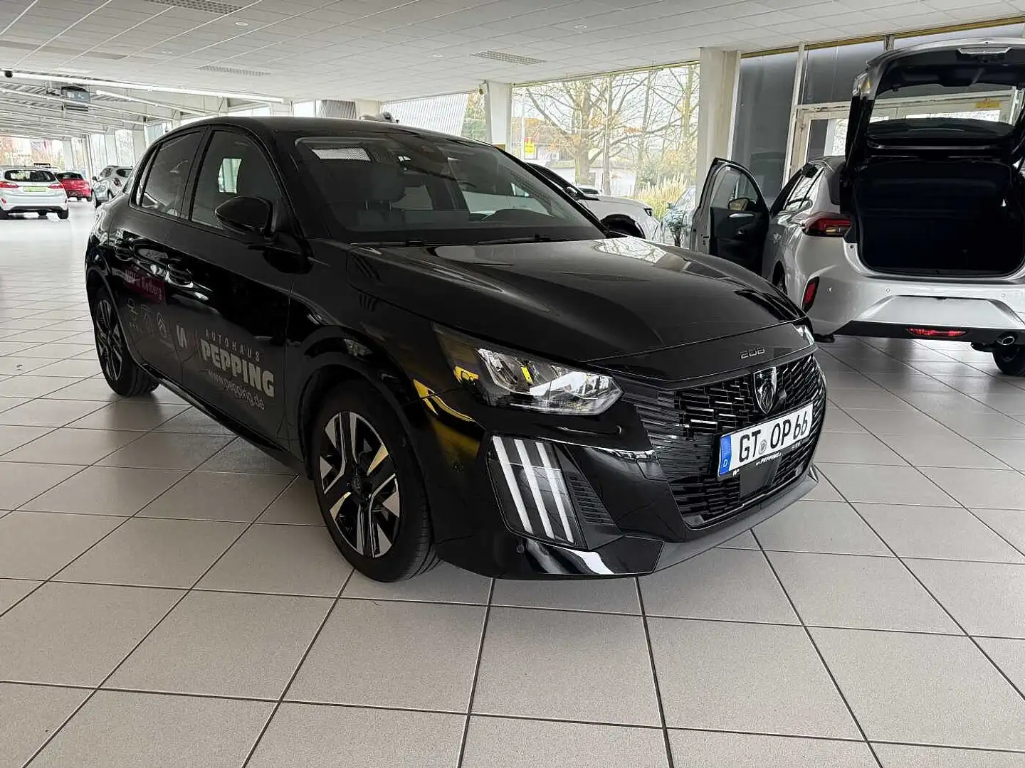 Peugeot 208 PureTech 100 Allure Schwarz - 2