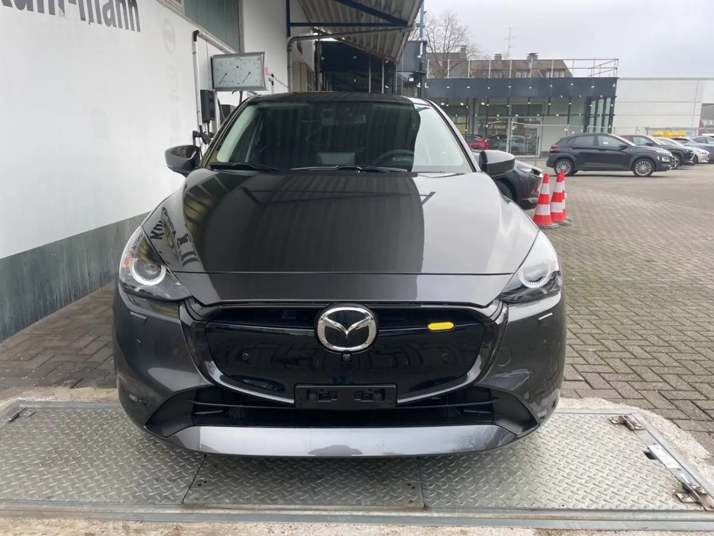 Mazda 2 1.5L e-SKYACTIV G 90ps EXCLUSIVE-LINE DRAS Šedá - 2