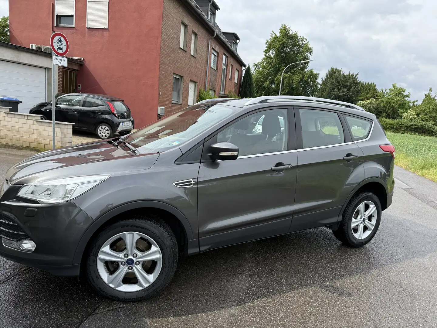 Ford Kuga Sync Edition Grau - 1