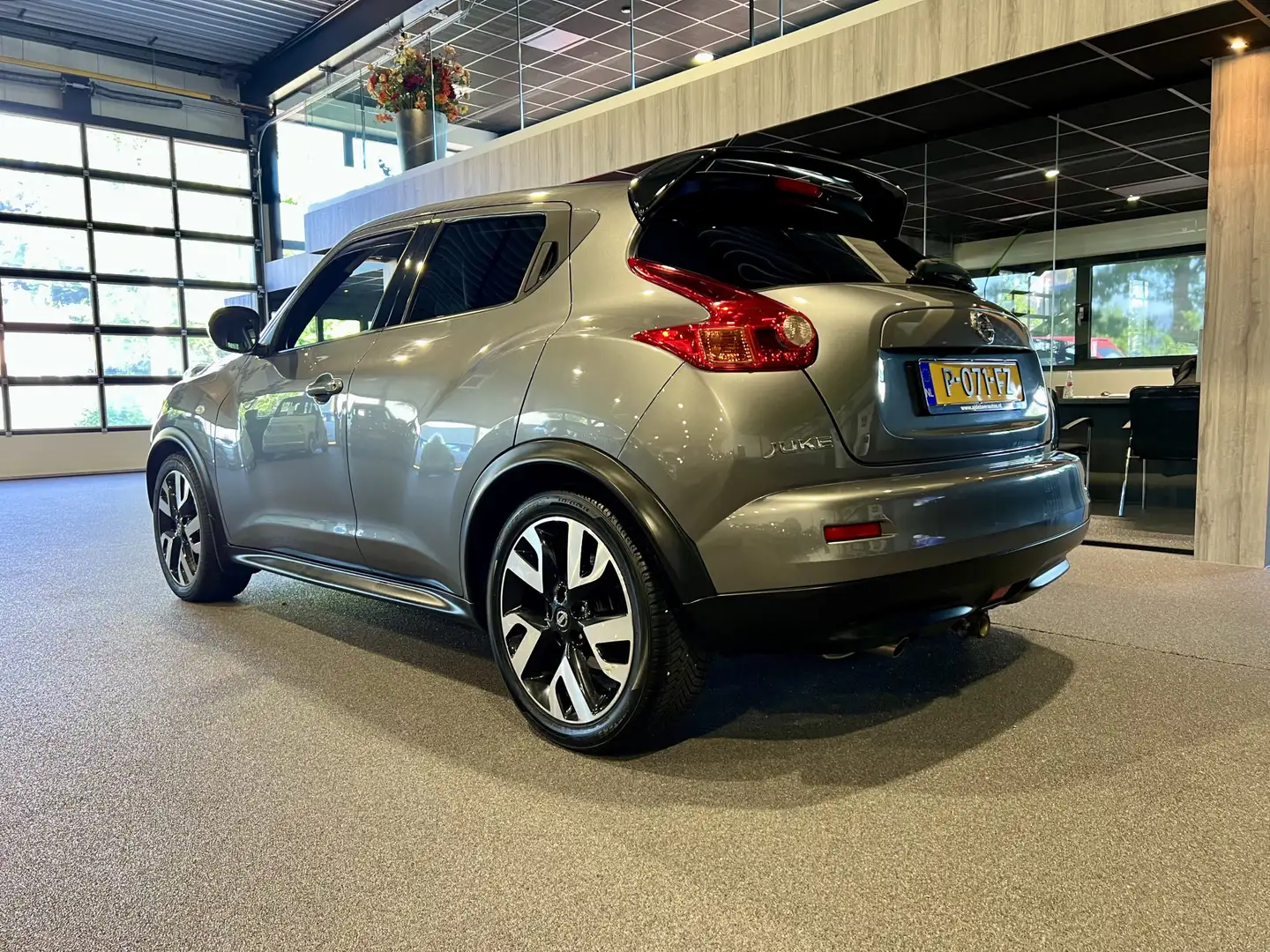 Nissan Juke 1.6 Acenta Automaat | Trekhaak | Navigatie | Cruis Gris - 2