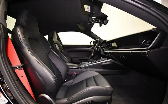 Porsche 911 view 8
