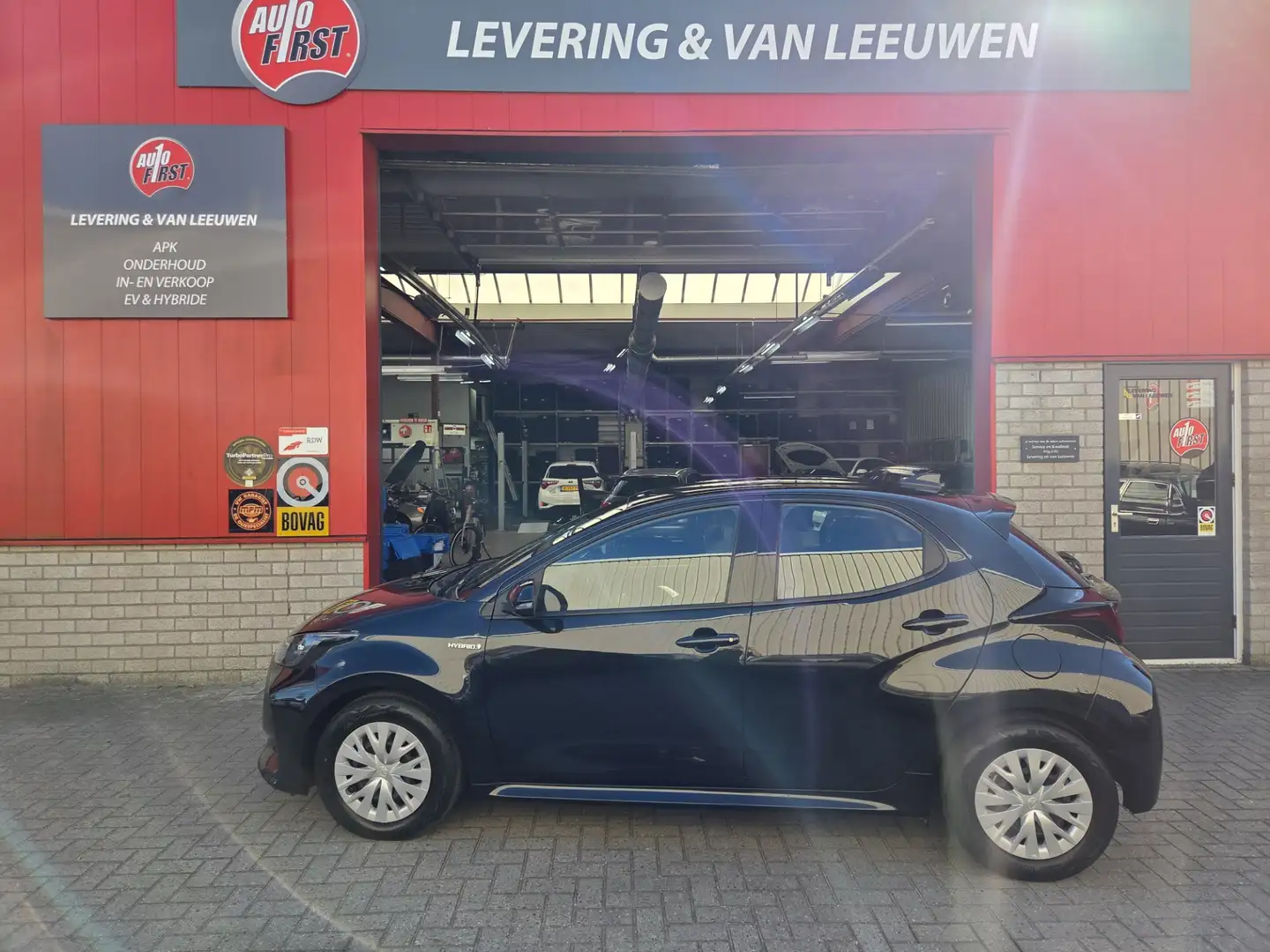 Toyota Yaris 1.5 Hybrid Active Apple Carplay/ Android auto/ Ach Zwart - 2