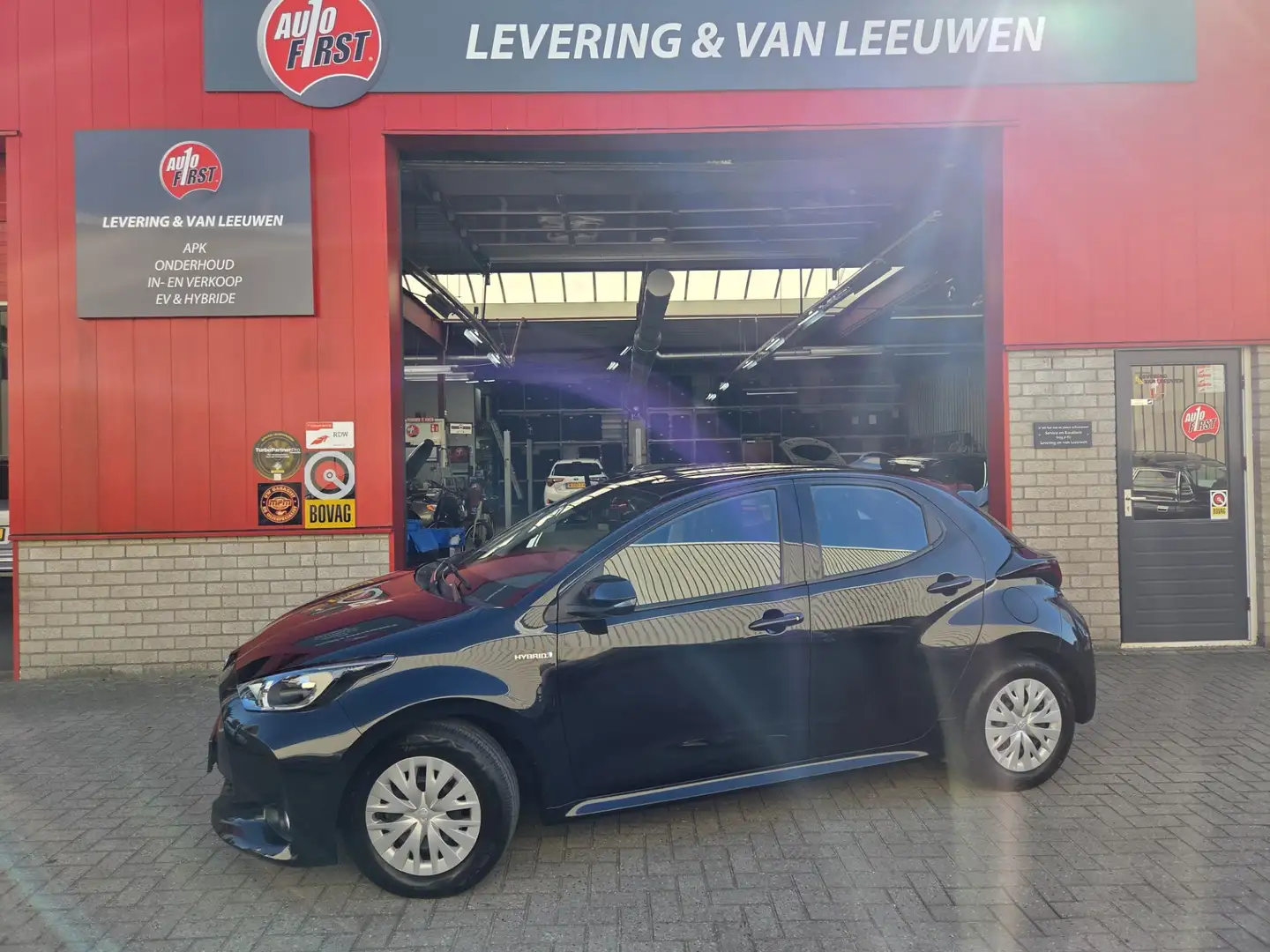 Toyota Yaris 1.5 Hybrid Active Apple Carplay/ Android auto/ Ach Zwart - 1