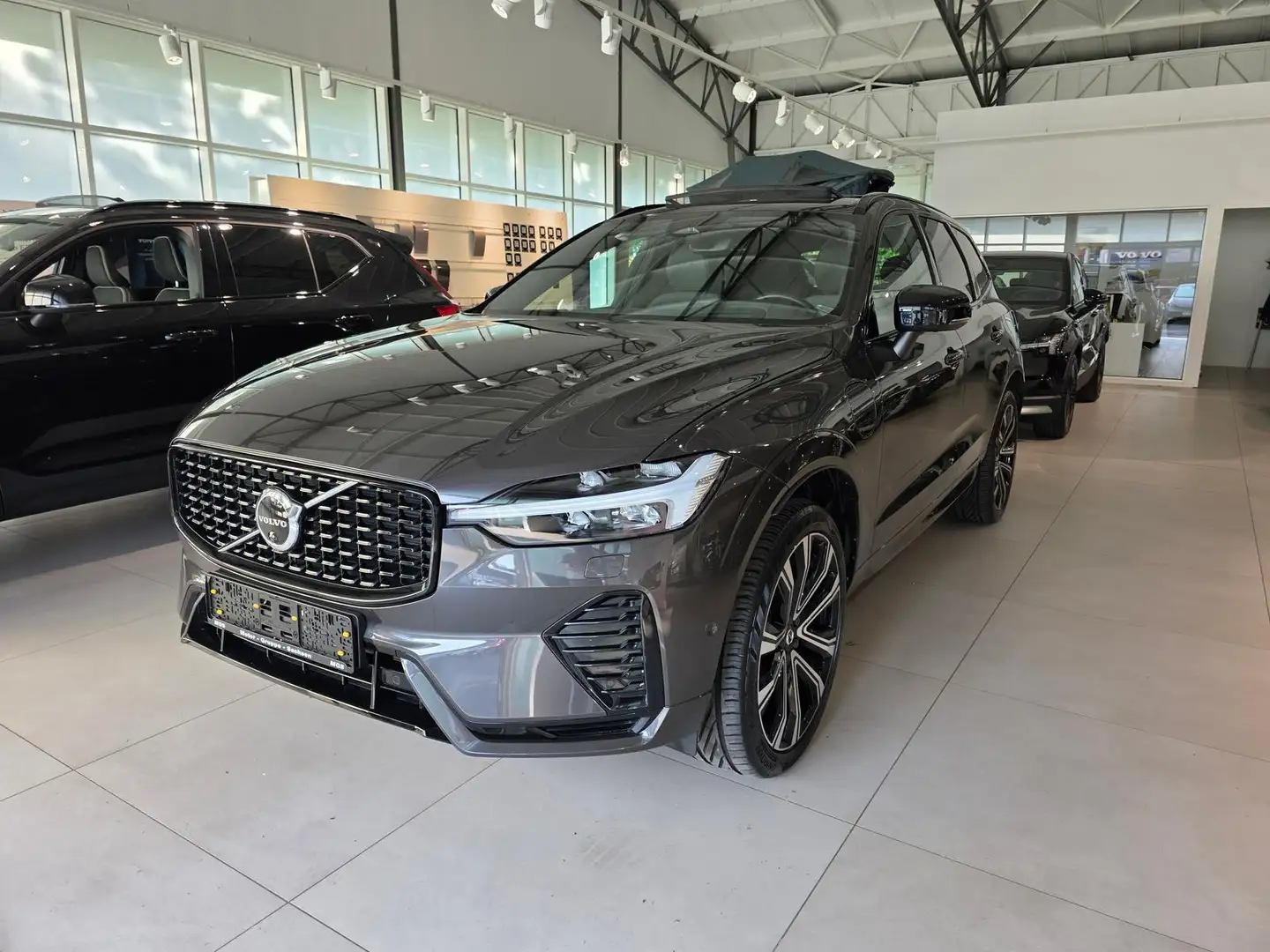 Volvo XC60 R Design Recharge Plug-In Hybrid AWD Grau - 2