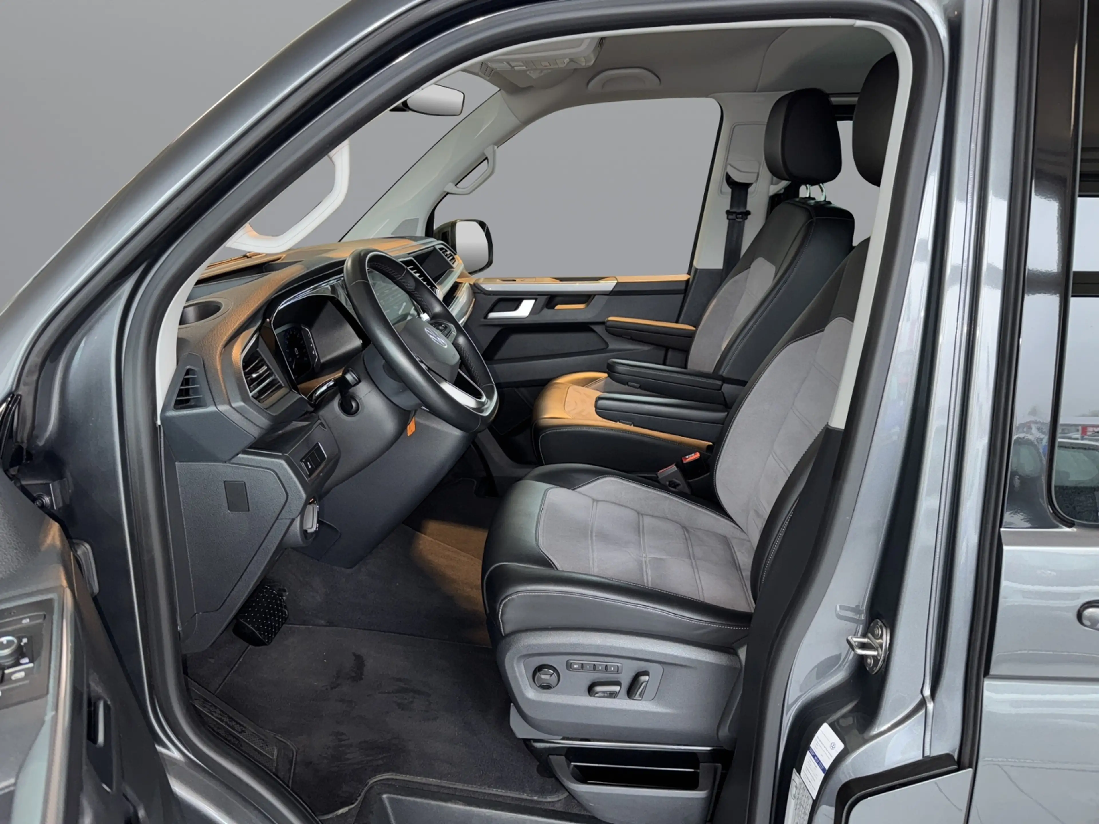 Volkswagen T6.1 Multivan Highline 2.0 TDI DSG, LED, Standheizug — photo 12
