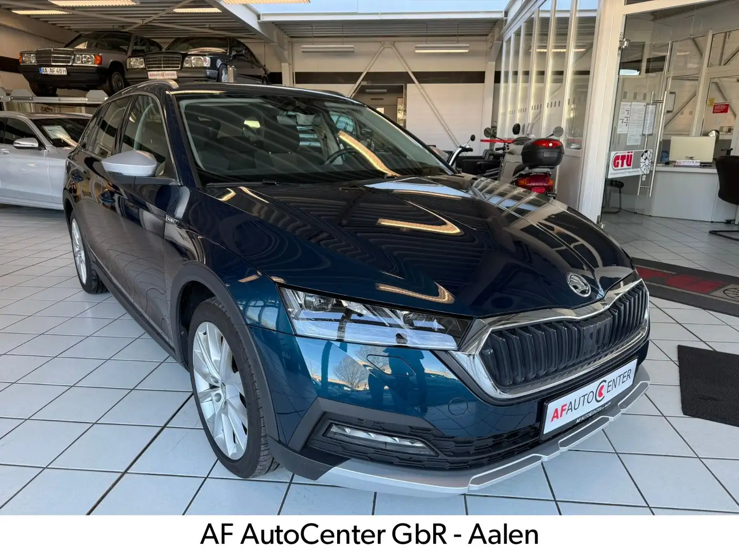 Skoda Octavia Combi Scout 4x4 2.0 TDI*1.Hand*AHK*LED Blau - 1