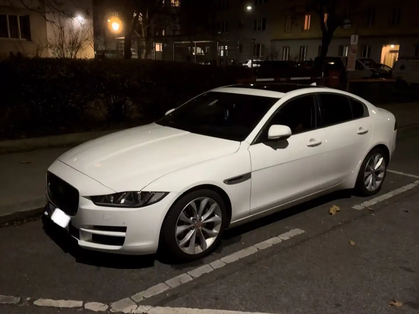 Jaguar XE XE 20d Portfolio Aut. Portfolio Weiß - 2