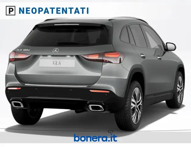 Mercedes-Benz GLA view 3