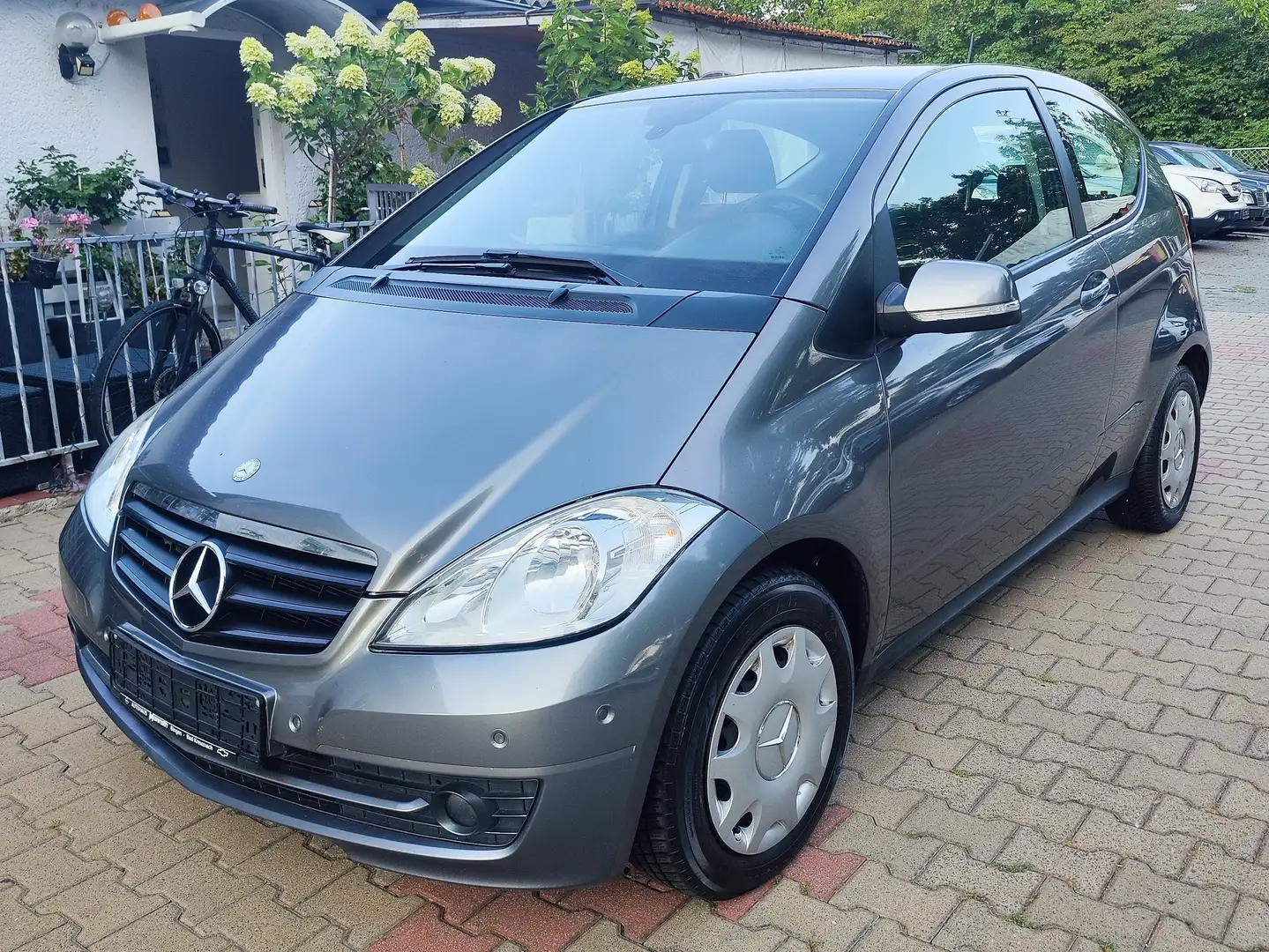 Mercedes-Benz A 150 Automatik /TÜV:Neu Gris - 2