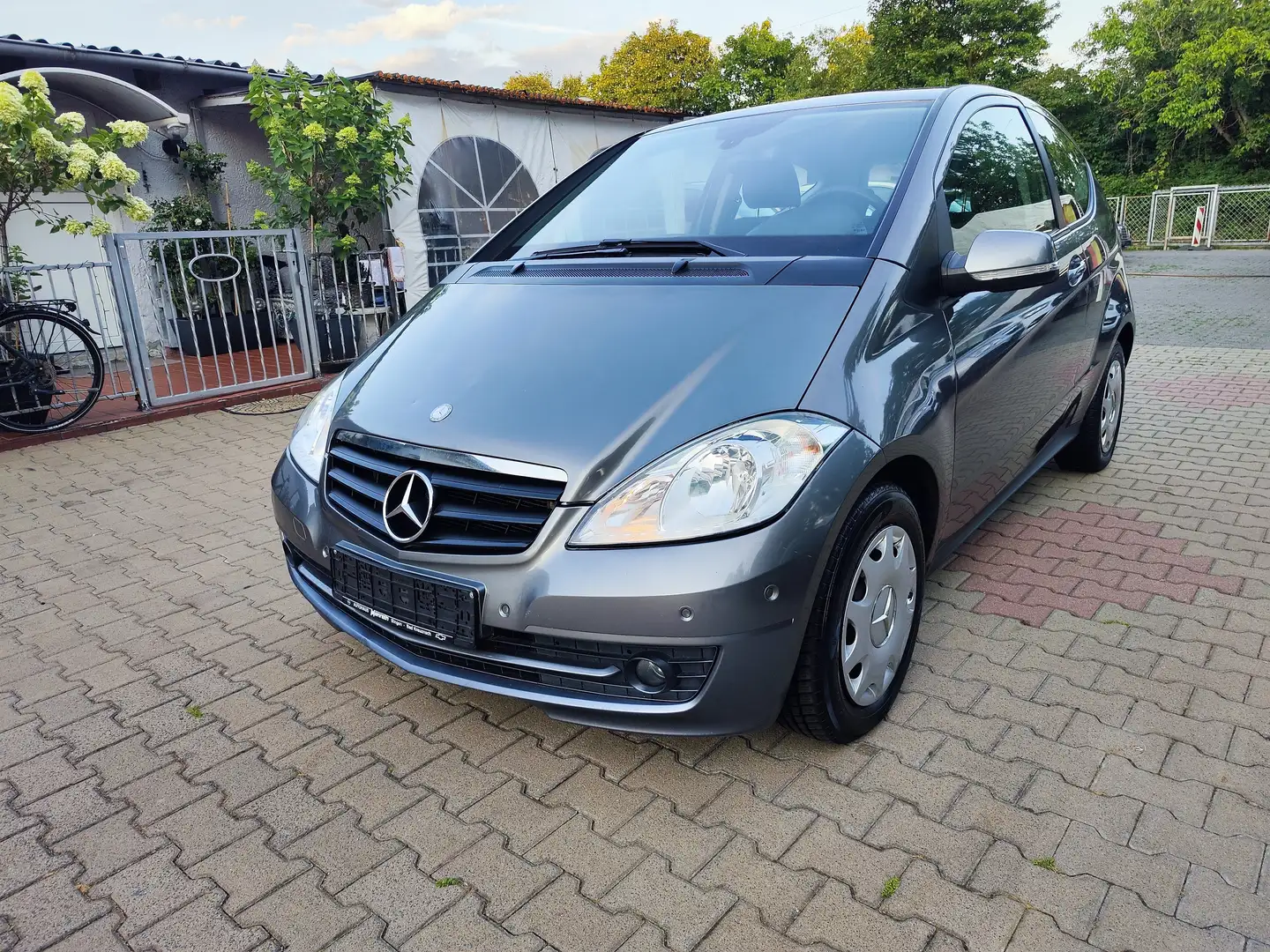 Mercedes-Benz A 150 Automatik /TÜV:Neu Gris - 1