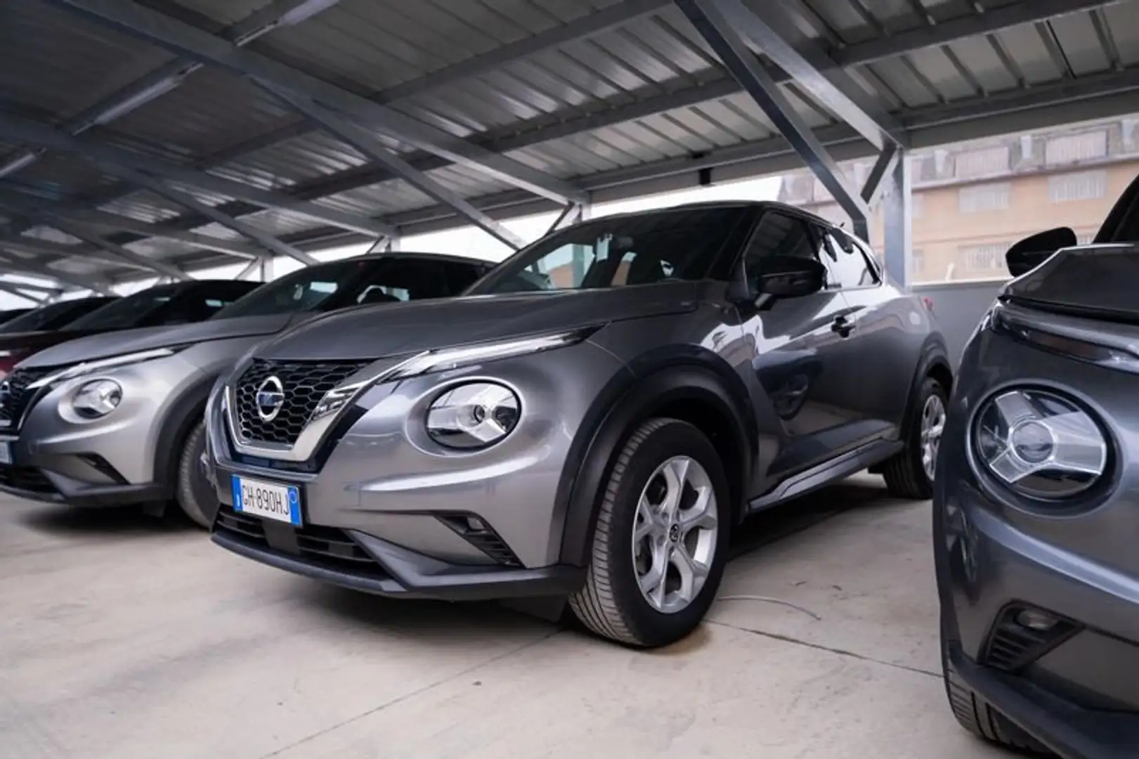 Nissan Juke 1.0 DIG-T N-Connecta 114 CV DCT Grigio - 1