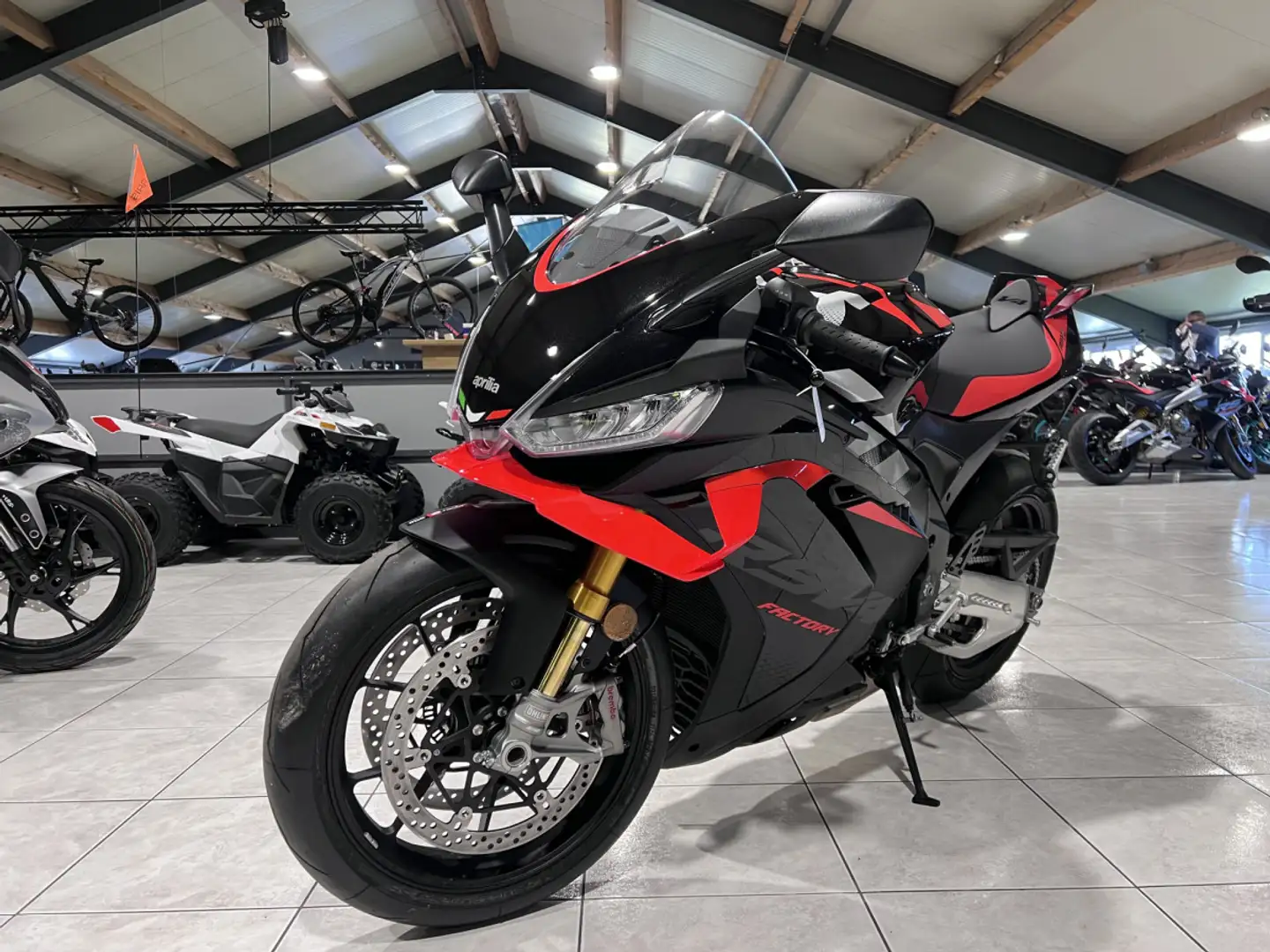 Aprilia RSV4 1100 FACTORY Zwart - 2