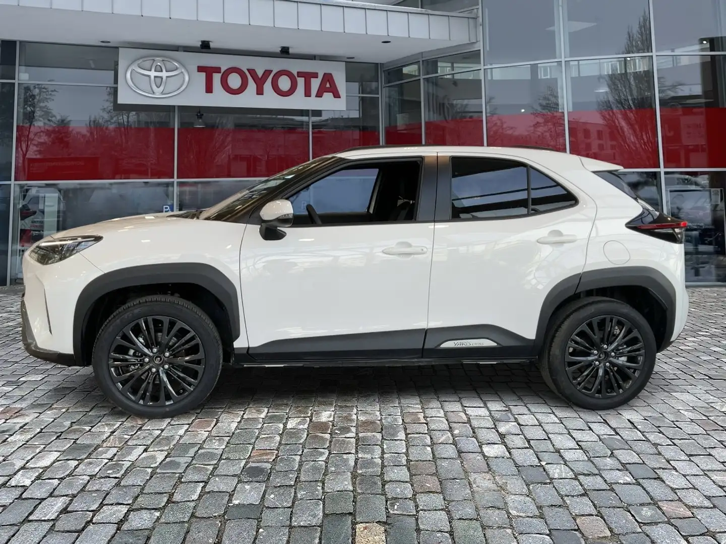 Toyota Yaris Cross 4X4 Adventure *schnell verfügbar* Weiß - 2