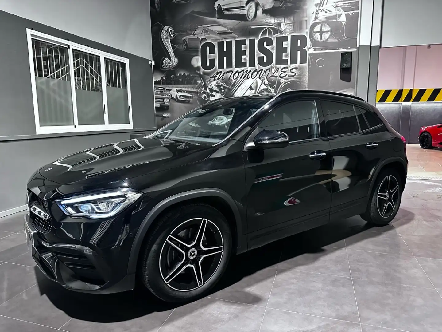 Mercedes-Benz GLA 180 7G-DCT Schwarz - 2