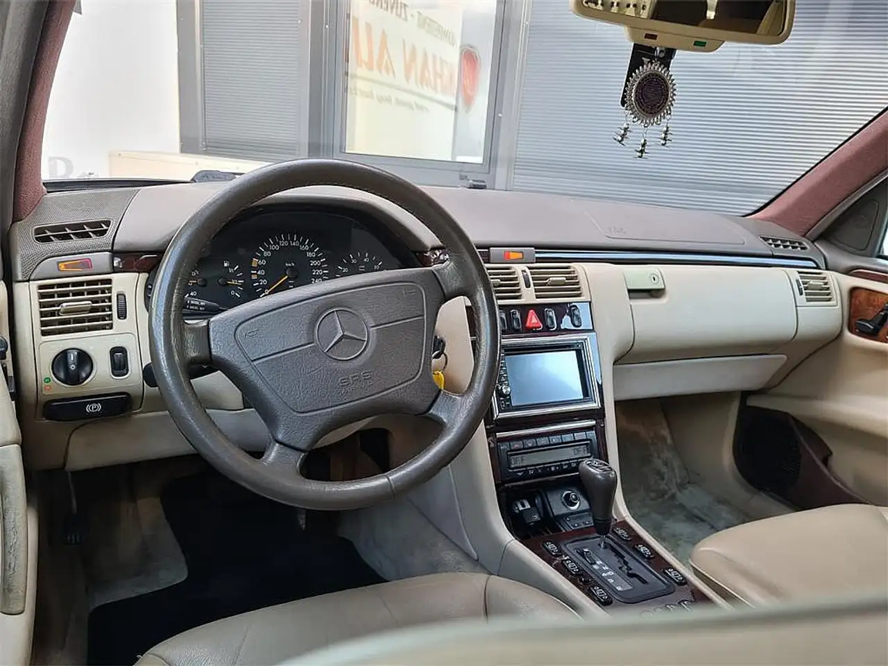 Mercedes-Benz E 320 Classic Aut. *7-Sitzer*Leder*Erdgas-Benzin*, foto 5