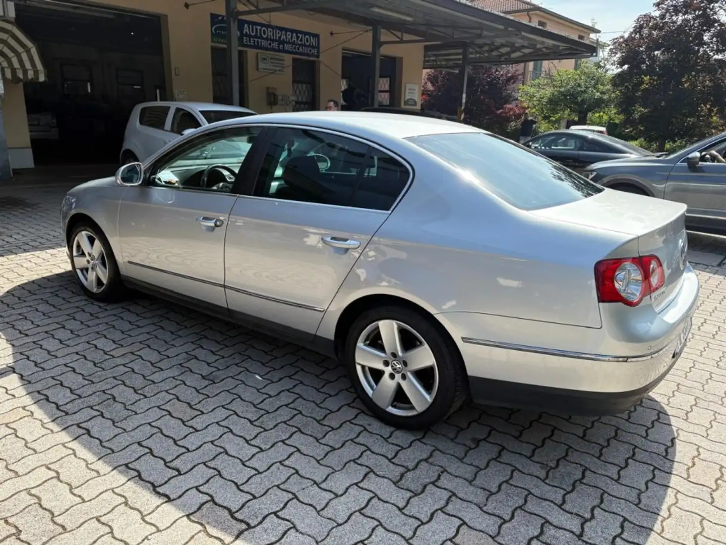 Volkswagen Passat 1.6 TDI DPF Comf. BlueM. TETTO Argento - 2