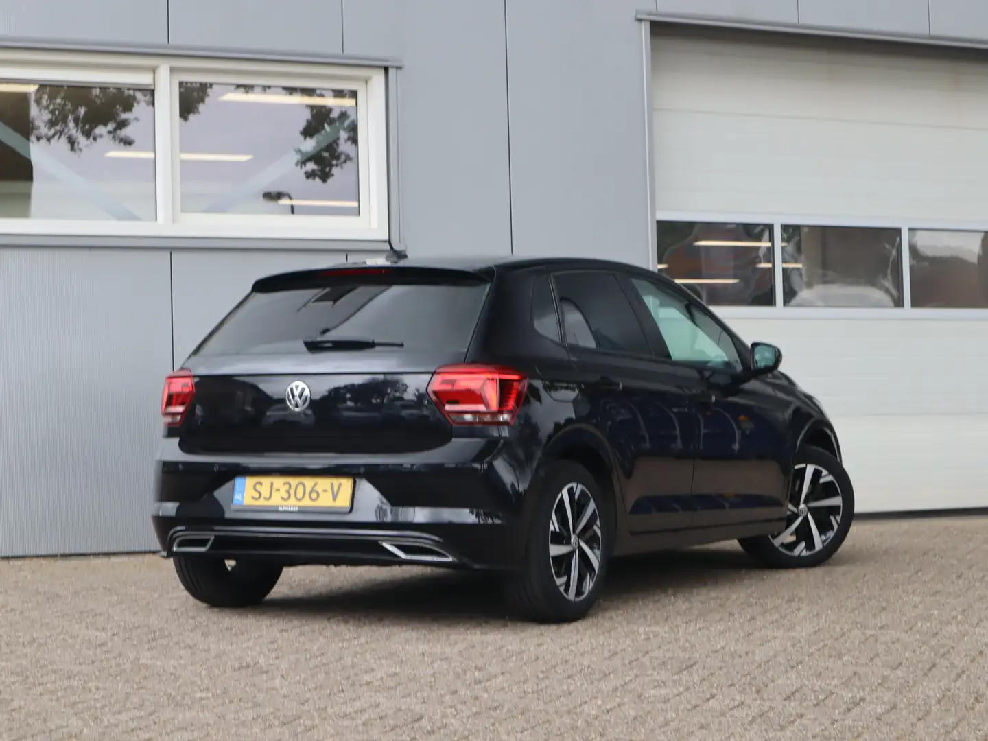 Volkswagen Polo 1.0 TSI 116PK Highline / NL. Auto / LED / Camera / Zwart - 2